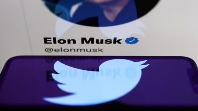 Elon Musk membeli Twitter.