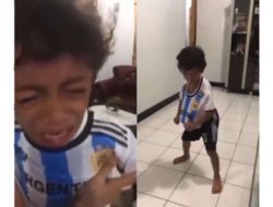 Viral, Anak Kecil Menangis dan Buang Jersey Timnas Argentina