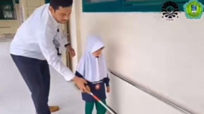 Viral! Seorang Guru Mengajarkan Penyandang Tunanetra, Netizen: Mengandung Bawang