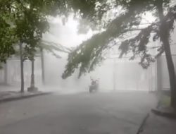 Viral Penampakan Air Terjun dari Langit di Bekasi