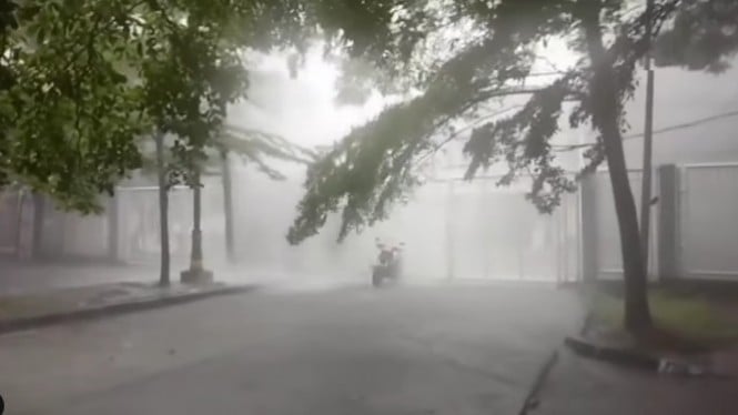 Viral Air Terjun dari Langit di Bekasi