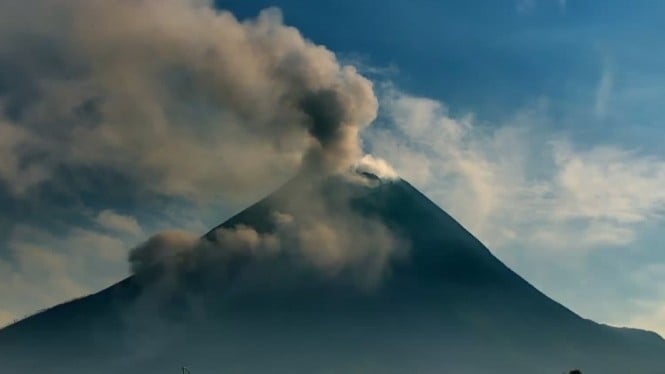 Gunung Merapi memuntahkan awan panas.