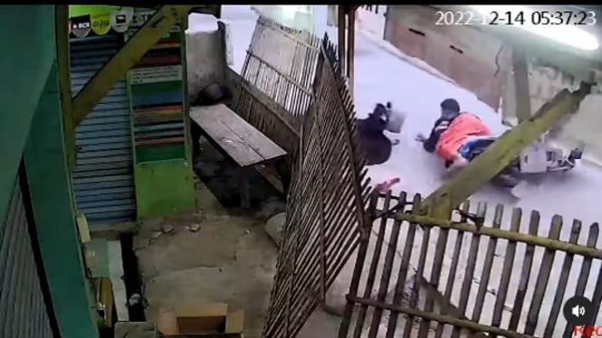 Pagar rumah ditabrak motor terekam CCTV