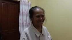 Isak Tangis Relawan dan Kru YouTube Pecah Lihat Kepulangan Ibu Eny ke Rumah
