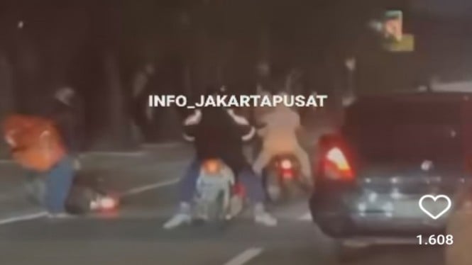 OTK Berbonceng Tiga Serang Pemotor di Kawasan Sunter Jakarta Utara