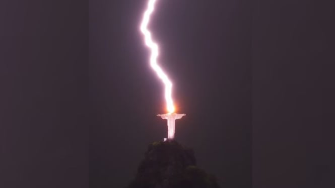 Patung Kristus Penebus di Rio de Janeiro, Brasil tersambar petir