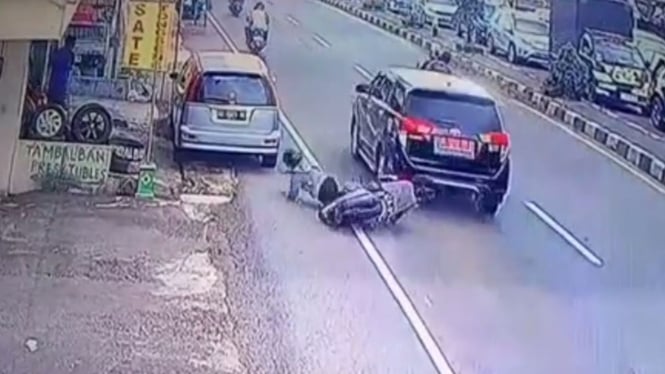 Viral! Mobil Pelat Merah Kabur setelah Tabrak Pemotor di Klaten