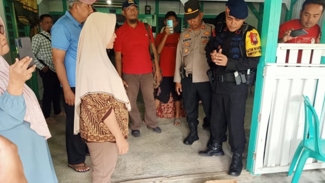 Tim Brimob Polda Jateng saat evakuasi granat di rumah emak-emak warga, Blora, Jawa Tengah.