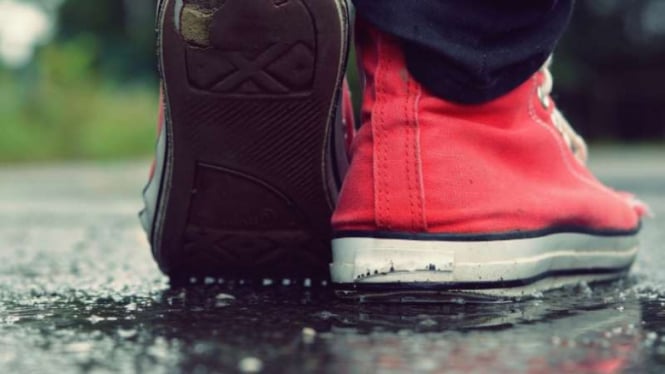 Ilustrasi sepatu basah dan hujan