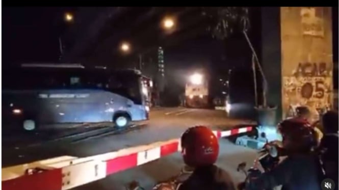 2 Bus TNI AL Terekam Terobos Perlintasan Kereta Api