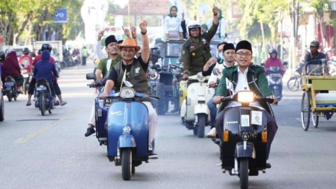Caleg PKB di Pamekasan, Madura, konvoi naik motor Vespa tanpa helm