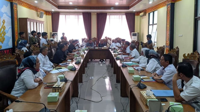 Sekretaris Dinas PU Kota Bandar Lampung, Muhaimin saat dengar pendapat di DPRD