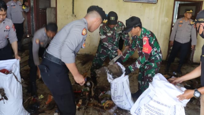 TNI-Polri bersihkan rumah dokter Wayan di Karawang, Jawa Barat