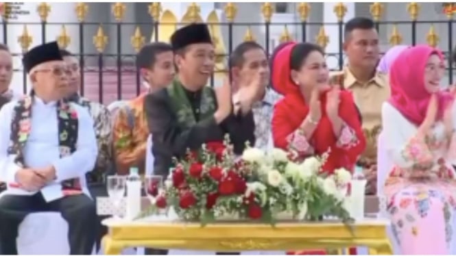 Presiden Jokowi beri applause kepada para menteri perempuan di Istana Berkebaya